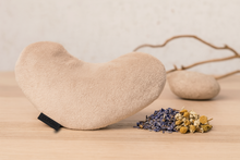 Afbeelding in Gallery-weergave laden, Oogkussen met Lavendel & Kamille – Verzwaard in Hartvorm